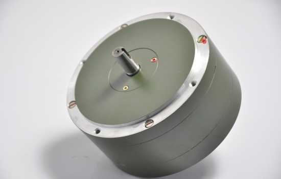 為什么力矩電機(jī)的直接驅(qū)動是實(shí)現(xiàn)高速遠(yuǎn)動旋轉(zhuǎn)呢？